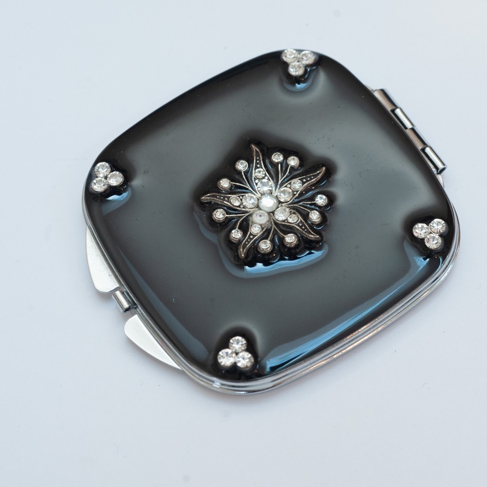 Vintage Black Enamel Compact Mirror Blush with Rhinestone Embellished Star